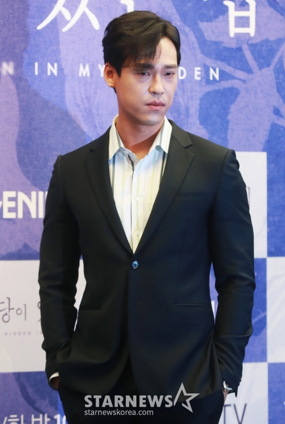 배우 최재림이 19일 오후 서울 마포구 상암동 스탠포드 호텔에서 진행된 지니 TV 오리지널 시리즈 '마당이 있는 집' 제작발표회에 참석해 포즈를 취하고 있다. 뒷마당에서 나는 수상한 냄새로 인해 완전히 다른 삶을 살던 두 여자가 만나 벌어지는 서스펜스 스릴러 '마당이 있는 집'은 오늘(19일) 공개된다. /2023.06.19