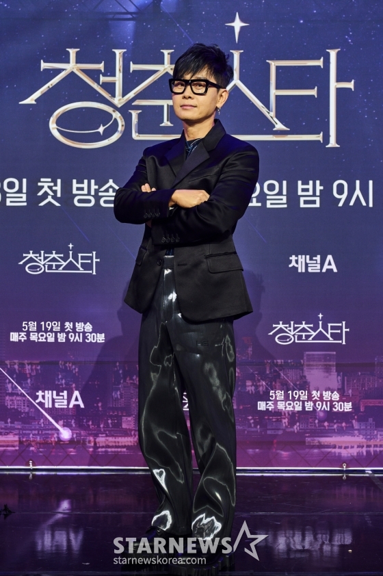 가수 이승환이 19일 오후 온라인 생중계로 진행된 채널A 새 예능 '청춘스타' 제작발표회에 참석해 포즈를 취하고 있다. 세 개로 나뉘어진 케이팝 유니버스의 경쟁과 연대 속에서, 이 시대 청춘스타가 탄생하는 초대형 오디션 '청춘스타'는 오늘(19일) 첫 방송된다. /사진제공=채널A 2022.05.19