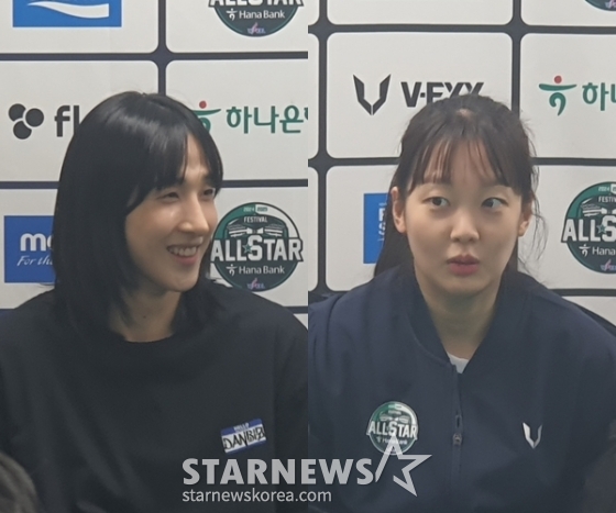 '하나은행 2024~2025시즌 여자프로농구 올스타 페스티벌'이 22일 부천체육관에서 열린다. 사전 기자회견에 참석한 김단비(왼쪽)와 신지현의 모습. /사진=박재호 기자