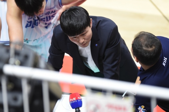 강혁 한국가스공사 감독(가운데). /사진=KBL 제공