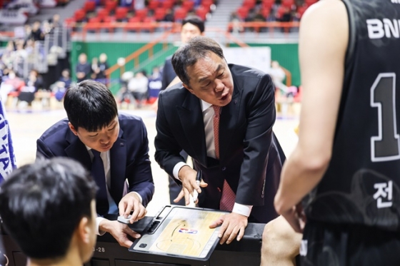 전창진 KCC 감독(오른쪽 2번째). /사진=KBL 제공