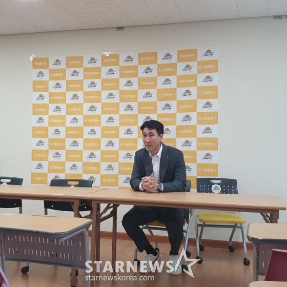 한국전력 권영민 감독이 22일 경기도 의정부시 경민대 체육관에서 열린 2024~2025 V리그 정규시즌 3라운드 KB손해보험과 방문경기를 앞두고 인터뷰하고 있다. /사진=김동윤 기자