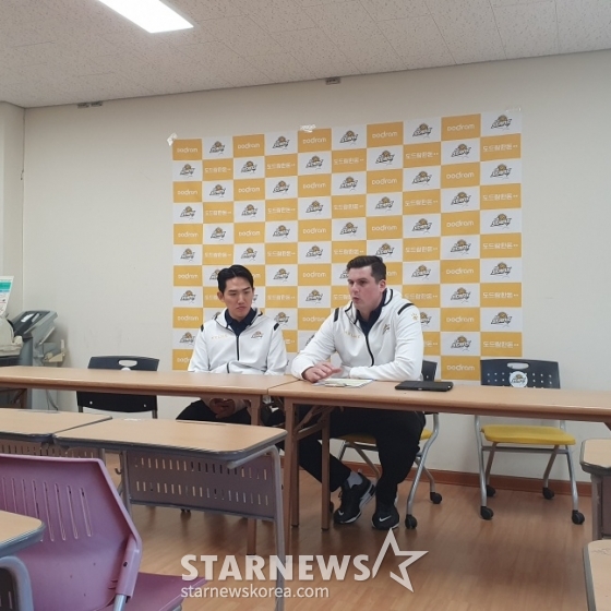 KB손해보험 마틴 블랑코 감독대행이 22일 경기도 의정부시 경민대 체육관에서 열린 2024~2025 V리그 정규시즌 3라운드 한국전력과 홈경기를 앞두고 인터뷰하고 있다. /사진=김동윤 기자