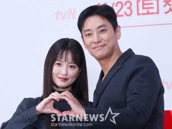 배우 정유미, 주지훈이 18일 오후 서울 구로구 라마다 신도림 호텔에서 진행된 tvN 토일드라마 '사랑은 외나무 다리에서' 제작발표회에 참석해 포즈를 취하고 있다. '사랑은 외나무 다리에서'는 원수의 집안에서 같은 날 같은 이름으로 태어난 남자 석지원과 여자 윤지원. 열여덟의 여름 아픈 이별 후, 18년 만에 재회한 철천지원수들의 전쟁 같은 로맨스. 오는 23일 첫 방송. 2024.11.18 /사진=김창현 chmt@