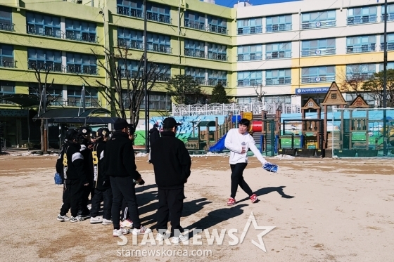 LG 오지환(오른쪽)이 22일 서울 강남구 논현동에 위치한 학동초등학교에서 재능기부 활동을 하고 있다. /사진=김우종 기자