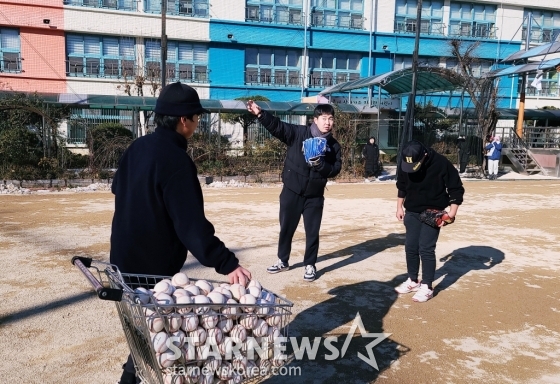LG 유영찬(가운데)이 22일 서울 강남구 논현동에 위치한 학동초등학교에서 재능기부 활동을 하고 있다. /사진=김우종 기자