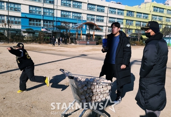 LG 손주영(기운데)이 22일 서울 강남구 논현동에 위치한 학동초등학교에서 재능기부 활동을 하고 있다. 손주영이 박상수(오른쪽) 학동초 감독과 이야기를 나누고 있다. /사진=김우종 기자