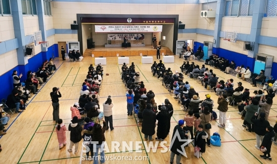 22일 학동초 야구부 선수들 및 학부모들. /사진=김우종 기자