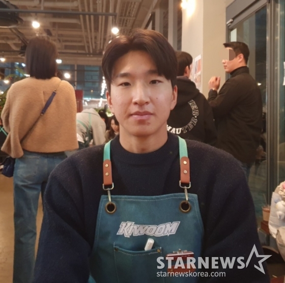 키움 주승우가 지난 15일 서울 마곡동에 위치한 한 카페에서 열린 '2024 키움 히어로즈 연말자선행사'에서 인터뷰에 응하고 있다. /사진=김동윤 기자