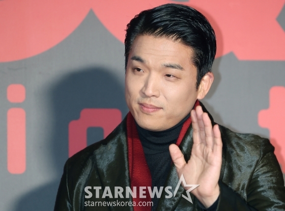 (서울=뉴스1) 김진환 기자 = 안성재 셰프가 5일 오후 서울 성동구 성수동 앤더슨씨 성수에서 열린 GQ 나이트 행사에 참석해 포즈를 취하고 있다. 2024.12.5/뉴스1 Copyright (C) 뉴스1. All rights reserved. 무단 전재 및 재배포, AI학습 이용 금지. /사진=(서울=뉴스1) 김진환 기자