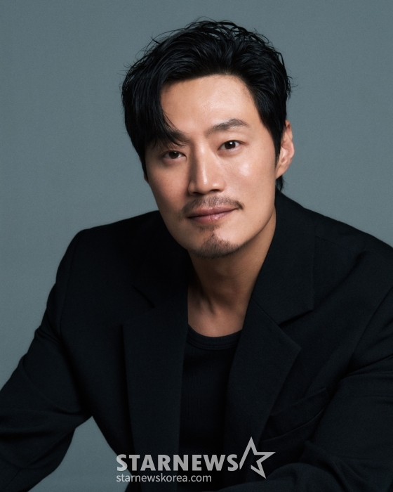 배우 이희준이 23일 오전 서울 종로구 소격동의 한 카페에서 진행된 영화 '보고타: 마지막 기회의 땅'(이하 보고타) 개봉 관련 인터뷰를 위해 포즈를 취하고 있다. '보고타'는 IMF 직후, 새로운 희망을 품고 지구 반대편 콜롬비아 보고타로 향한 국희(송중기)가 보고타 한인 사회의 실세 수영(이희준), 박병장(권해효)과 얽히게 되면서 벌어지는 이야기다. 오는 31일 개봉. / 사진제공=BH엔터테인먼트 /사진=김창현 chmt@