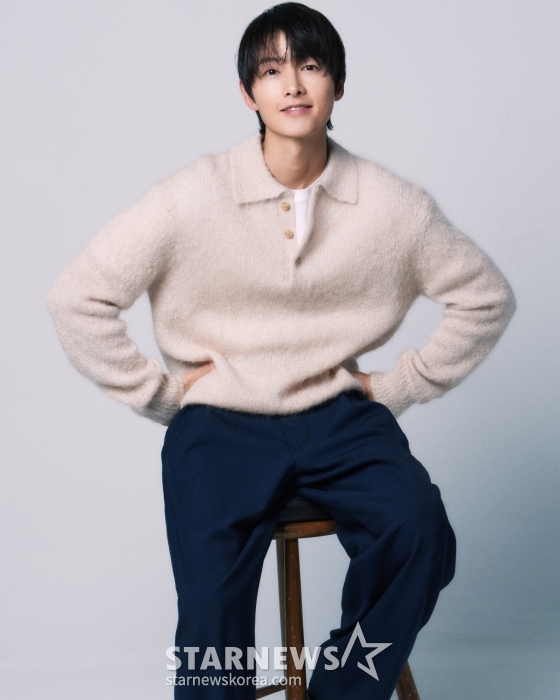 배우 송중기가 23일 오전 서울 종로구 소격동의 한 카페에서 진행된 영화 '보고타: 마지막 기회의 땅'(이하 보고타) 개봉 관련 인터뷰를 위해 포즈를 취하고 있다. '보고타'는 IMF 직후, 새로운 희망을 품고 지구 반대편 콜롬비아 보고타로 향한 국희(송중기)가 보고타 한인 사회의 실세 수영(이희준), 박병장(권해효)과 얽히게 되면서 벌어지는 이야기다. 오는 31일 개봉. / 사진제공=하이지음스튜디오 /사진=김창현 chmt@