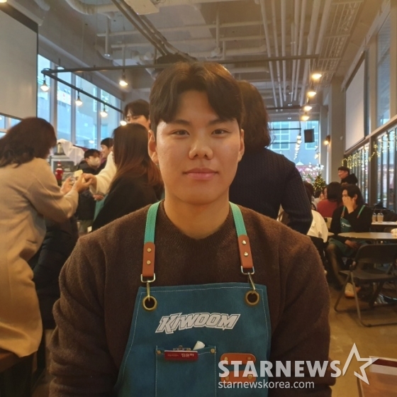 키움 김윤하가 최근 서울 마곡동에 위치한 한 카페에서 열린 '2024 키움 히어로즈 연말자선행사'에서 인터뷰에 응하고 있다. /사진=김동윤 기자