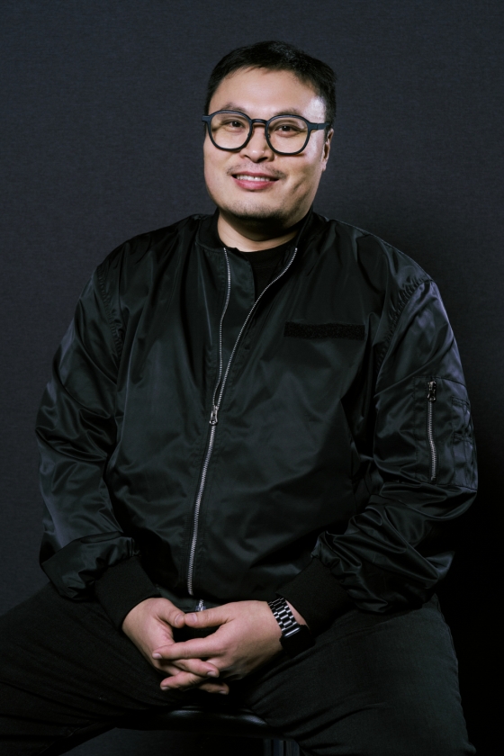 강풀 작가가 24일 오전 서울 종로구 삼청동의 한 카페에서 진행된 디즈니+ '조명가게' 관련 인터뷰를 위해 포즈를 취하고 있다.  '조명가게'는 어두운 골목 끝을 밝히는 유일한 곳 '조명가게'에 어딘가 수상한 비밀을 가진 손님들이 찾아오면서 벌어지는 이야기를 담은 디즈니+의 오리지널 시리즈다. / 사진제공=월트디즈니 컴퍼니 코리아 /사진=김창현 chmt@
