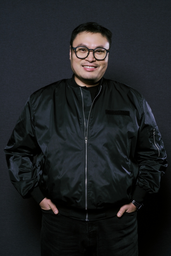 강풀 작가가 24일 오전 서울 종로구 삼청동의 한 카페에서 진행된 디즈니+ '조명가게' 관련 인터뷰를 위해 포즈를 취하고 있다.  '조명가게'는 어두운 골목 끝을 밝히는 유일한 곳 '조명가게'에 어딘가 수상한 비밀을 가진 손님들이 찾아오면서 벌어지는 이야기를 담은 디즈니+의 오리지널 시리즈다. / 사진제공=월트디즈니 컴퍼니 코리아 /사진=김창현 chmt@