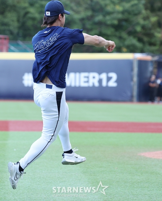 '2024 WBSC 프리미어12' B조 예선 한국-도미니카전이 지난달 16일 대만 티엔무 야구장에서 열렸다. 김도영이 수비 훈련을 하고 있다. /사진=김진경 대기자