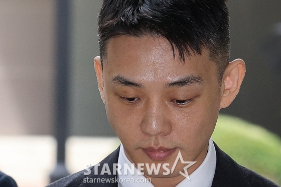 (서울=뉴스1) 신웅수 기자 = 마약 투약 혐의를 받는 배우 유아인(본명 엄홍식)이 24일 오후 서울 서초구 서울중앙지법에서 열린 공판에 출석하고 있다. 유아인은 지난 2020년 9월부터 2022년 3월까지 미용 시술을 위한 수면 마취를 가장하는 방식 등으로 181차례에 걸쳐 프로포폴 등을 상습 투약한 혐의를 받고 있다. 2024.7.24/뉴스1 Copyright (C) 뉴스1. All rights reserved. 무단 전재 및 재배포, AI학습 이용 금지. /사진=(서울=뉴스1) 신웅수 기자
