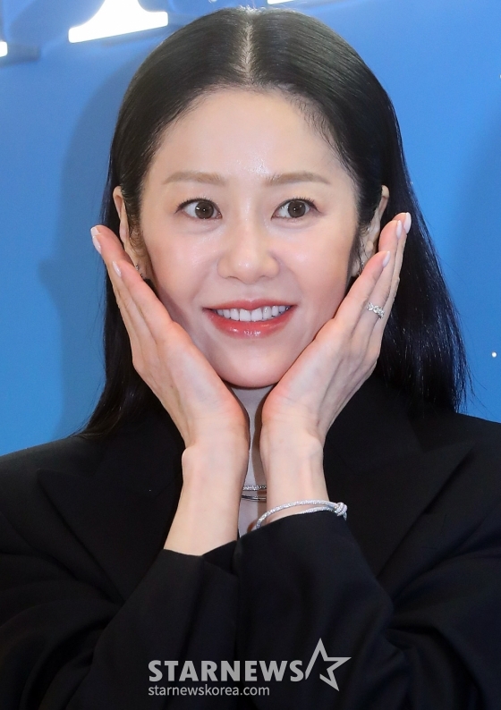 배우 고현정이 13일 서울 송파구 잠실 롯데월드몰에서 진행된 주얼리 브랜드 팝업 스토어 오픈 행사에 참석해 포즈를 취하고 있다. 2024.12.13 /사진=김창현 chmt@