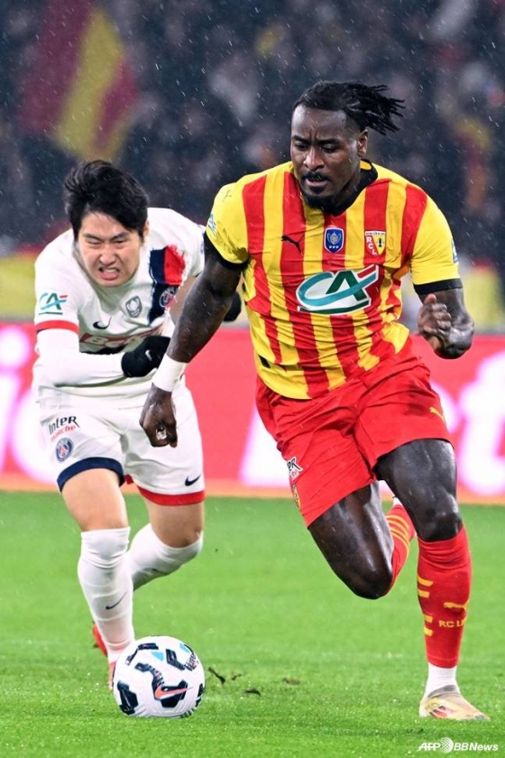 이강인(왼쪽)이 지난 23일(한국시간) 프랑스 랑스의 스타드 볼라르트 들렐리스에서 열린 PSG 대 랑스의 2024~2025시즌 쿠프드 드 프랑스에서 상대 선수와 몸싸움을 벌이고 있다. /AFPBBNews=뉴스1