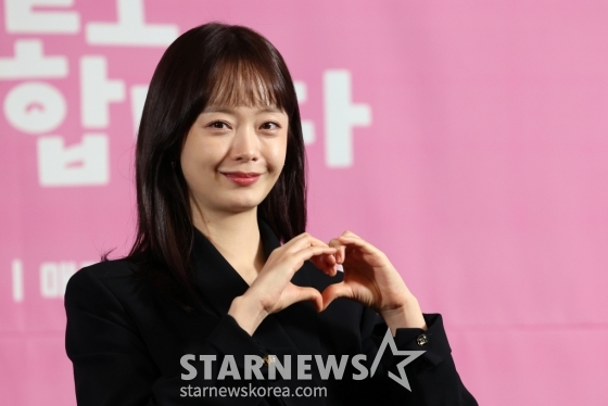 (서울=뉴스1) 황기선 기자 = 배우 전소민이 2일 오후 서울 마포구 상암 스탠포드호텔에서 열린 KBS Joy 새 드라마 '오늘도 지송!합니다' 제작발표회에서 포즈를 취하고 있다. 2024.12.2/뉴스1 Copyright (C) 뉴스1. All rights reserved. 무단 전재 및 재배포, AI학습 이용 금지. /사진=(서울=뉴스1) 황기선 기자