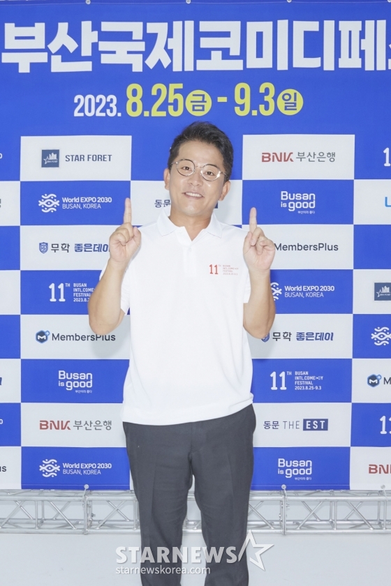 개그맨 김준호가 8일 오전 온라인으로 진행된 '제11회 부산국제코디미페스티벌'(이하 부코페) 기자회견에 참석해 포즈를 취하고 있다. '부코페'는 부산광역시와 BICF 자문위원회가 후원하고 부산국제코미디페스티벌조직위원회가 주최하는 제11회 부코페는 '부산바다, 웃음바다'란 주제로 진행되며 토크 및 스탠드업 코미디 등을 강화해 특색있는 공연 문화를 보이고자 한다. 올해 부코페는 오는 25일부터 9월 3일까지 부산 영화의 전당 야외극장에서 펼쳐진다. / 사진제공 = 부산국제코미디페스티벌 /사진=김창현
