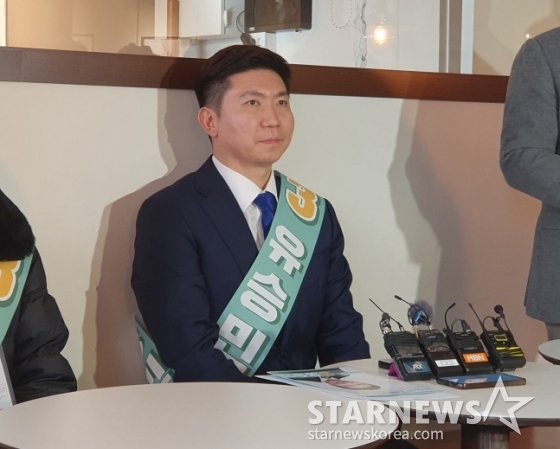 유승민 전 국제올림픽위원회(IOC) 위원이 26일 서울특별시 종로구의 한 카페에서 열린 기자간담회에서 인터뷰에 응하고 있다. /사진=김동윤 기자