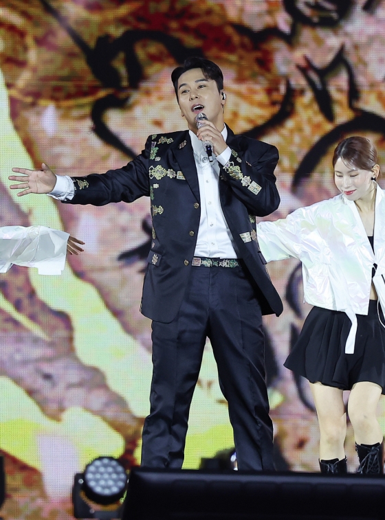 (서울=뉴스1) 김진환 기자 = 가수 장민호가 21일 오후 서울 종로구 경복궁 흥례문 광장에서 열린 ‘2024 국가유산 방문 캠페인 : ‘코리아 온 스테이지’ 무대에서 열정적인 공연을 펼치고 있다. 2020년 처음 선보인 방문 캠페인은 국가유산의 가치를 재발견하고, 아름다움을 널리 알리기 위한 행사다. 올해는 전국 총 76곳의 국가유산을 10개 코스로 구성해 소개한다. 2024.5.21/뉴스1 Copyright (C) 뉴스1. All rights reserved. 무단 전재 및 재배포, AI학습 이용 금지. /사진=(서울=뉴스1) 김진환 기자