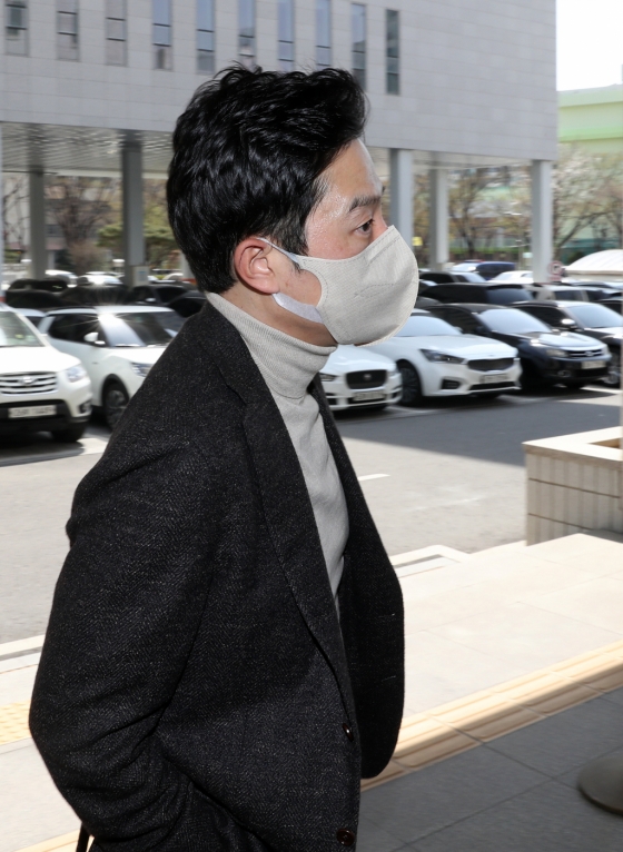 (서울=뉴스1) 이승배 기자 = 가상 화폐를 상장해 주겠다는 명목으로 수십억 원을 받은 혐의를 받는 프로골퍼 안성현이 2일 서울 양천구 서울남부지방법원에서 열린 특정경제범죄가중처벌법상 사기·배임수재 관련 공판에 출석하고 있다. 2024.4.2/뉴스1 Copyright (C) 뉴스1. All rights reserved. 무단 전재 및 재배포, AI학습 이용 금지. /사진=(서울=뉴스1) 이승배 기자