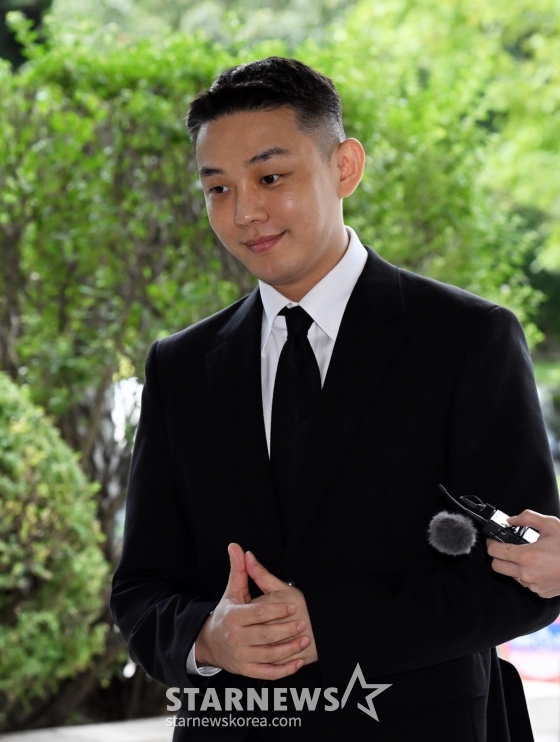 (서울=뉴스1) 임세영 기자 = 프로포폴 상습 투약 혐의로 기소된 배우 유아인(본명 엄홍식)이 3일 서울 서초구 서울중앙지방법원에서 열린 1심 선고 공판에 출석하고 있다.   이날 서울중앙지법 형사합의25부는 유 씨에게 징역 1년을 선고했다. (공동취재) 2024.9.3/뉴스1  Copyright (C) 뉴스1. All rights reserved. 무단 전재 및 재배포,  AI학습 이용 금지. /사진=(서울=뉴스1) 임세영 기자