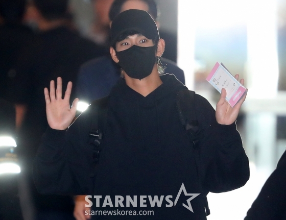 배우 김수현이 태국 방콕에서 열리는 '제 9회 아시아 아티스트 어워즈'(The 9th Asia Artist Awards, 이하 'AAA 2024')' 참석을 위해 27일 수완나품 공항을 통해 입국하고 있다.   'AAA 2024'는 오는 27일 태국 방콕 임팩트 챌린저 홀 1-2(IMPACT Challenger Hall 1-2)에서 개최된다. 그룹 아이브 장원영과 그룹 제로베이스원 성한빈, 배우 류준열이 MC를 맡는다. 2024.12.27 /사진=김창현 chmt@