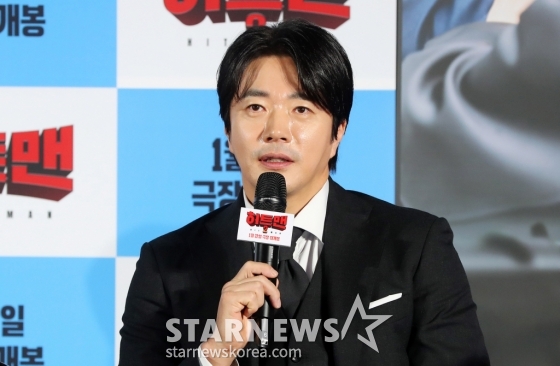 [서울=뉴시스] 김혜진 기자 = 배우 권상우가 27일 오전 서울 용산구 CGV 용산아이파크몰에서 열린 영화 '히트맨2'(감독 최원섭) 제작보고회에서 인사말을 하고 있다.  '히트맨2'는 대히트 흥행 작가에서 순식간에 '뇌절작가'로 전락한 '준'이 야심 차게 선보인 신작 웹툰을 모방한 테러가 발생하고, 하루아침에 범인으로 몰리면서 벌어지는 코믹 액션 영화다. 배우 권상우, 정준호, 이이경, 황우슬혜, 김성오, 이지원 등이 출연하며 2025년 1월 22일 개봉된다. 2024.12.27. jini@newsis.com /사진=김혜진