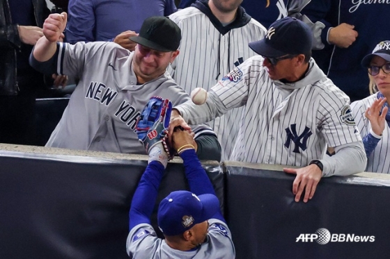 LA 다저스 무키 베츠가 2024 MLB 월드시리즈 4차전에서 1회 말 수비 도중 관중들에게 방해를 받고 있다. /AFPBBNews=뉴스1