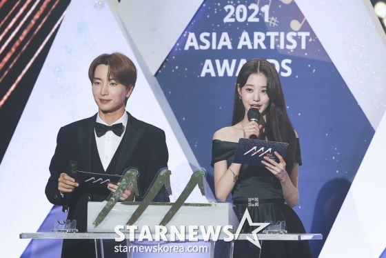 가수 이특. 장원영이 2일 오후 서울 강서구 등촌동 KBS 아레나에서 열린 2021 Asia Artist Awards (2021 아시아 아티스트 어워즈, 2021 AAA) 시상식에서 사회를 보고 있다  스타뉴스가 주최하고 AAA 조직위원회가 주관하는 AAA는 어디에서도 보지 못했던 새로운 무대를 선보이며 전 세계 팬들의 눈과 귀를 사로잡아 명실상부 NO.1 글로벌 시상식으로 거듭났다.