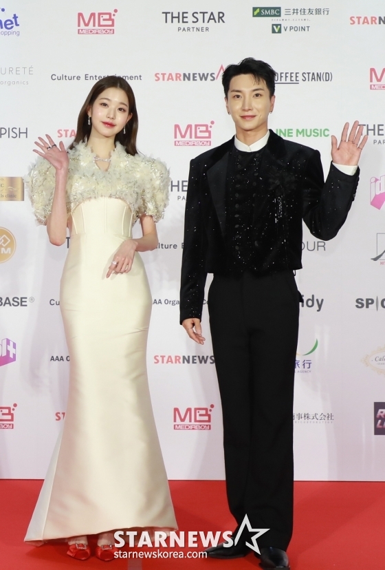MC 장원영, 이특이 13일 오후 일본 나고야 니혼가이시홀에서 열린 스타뉴스-미디어보이 주최 '2022 Asia Artist Awards IN JAPAN'(2022 아시아 아티스트 어워즈, 이하 2022 AAA) 레드카펫행사에서 포즈를 취하고 있다.  스타뉴스와 미디어보이가 주최하고 Asia Artist Awards 조직위원회와 더스타파트너, 컬쳐 엔터테인먼트가 공동 주관하는 글로벌 NO.1 시상식 '2022 AAA'에는 올 한 해 동안 국내외에서 많은 사랑을 받은 가수, 배우들이 참석해 눈을 뗄 수 없는 화려한 글로벌 축제의 장을 펼친다. 2022.12.13