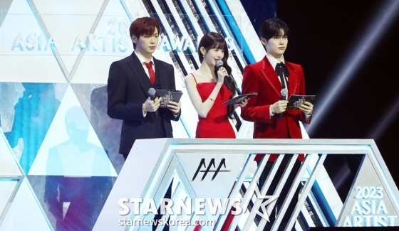 MC 강다니엘, 장원영, 성한빈이 14일 필리핀 아레나에서 열린 '2023 아시아 아티스트 어워즈 인 필리핀'(2023 Asia Artist Awards IN THE PHILIPPINES, 이하 '2023 AAA')에서 진행을 하고 있다.  '2023 AAA'는 스타뉴스가 주최하고 Asia Artist Awards 조직위원회, TONZ 엔터테인먼트, PULP Live World가 공동 주관한다. 그룹 아이브(IVE) 장원영, 가수 강다니엘, 그룹 제로베이스원 성한빈이 MC를 맡았다. 2023.12.14 /사진=김창현