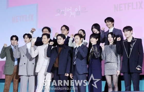 배우 양동근(왼쪽 위 시계방향), 이서환, 강애심, 조유리, 위하준, 강하늘, 박규영, 임시완, 이병헌, 이정재, 박성훈, 이진욱이 9일 오전 서울 중구 동대문디자인플라자에서 진행된 넷플릭스 시리즈 '오징어 게임 시즌2' 제작발표회에 참석해 포즈를 취하고 있다. '오징어 게임 시즌2'는 복수를 다짐하고 다시 돌아와 게임에 참가하는 '기훈'(이정재)과 그를 맞이하는 '프론트맨'(이병헌)의 치열한 대결, 그리고 다시 시작되는 진짜 게임을 담은 이야기다. 오는 26일 공개. 2024.12.9 /사진=김창현 chmt@