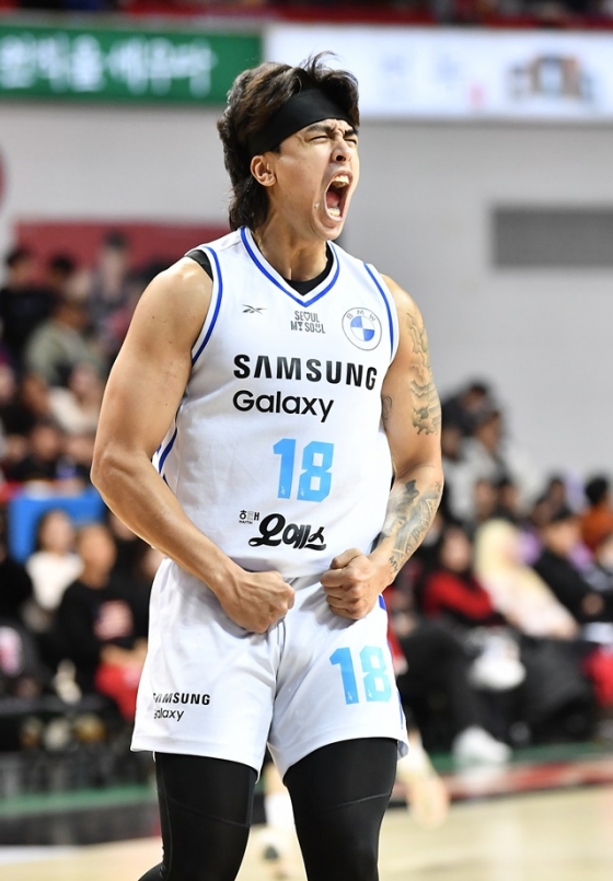 포효하는 저스틴 구탕. /사진=KBL 제공
