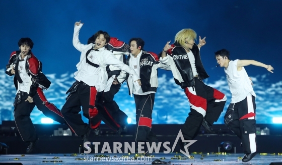 그룹 NCT127이 27일 오후 태국 방콕 임팩트 챌린저 홀 1-2(IMPACT Challenger Hall 1-2)에서 진행된 '제 9회 아시아 아티스트 어워즈'(The 9th Asia Artist Awards, 이하 'AAA 2024')'에 참석해 멋진 무대를 선보이고 있다. 2024.12.27 /사진=김창현 chmt@