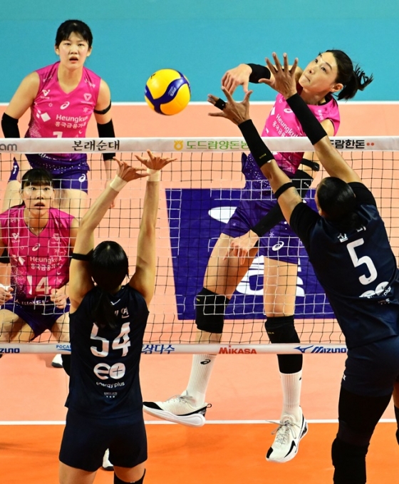 김연경(오른쪽)이 GS칼텍스의 블로킹 벽을 앞에 두고 스파이크를 날리고 있다. /사진=KOVO 제공