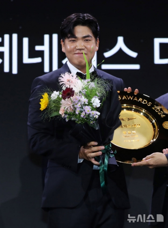 KPGA 시상식에서 대상을 수상하고 있는 장유빈. /사진=뉴시스