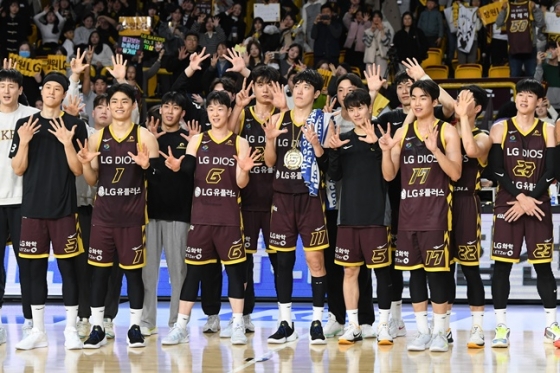 창원 LG 선수단이 29일 DB전 승리 후 기념촬영을 하고 있다. /사진=KBL 제공