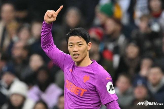 황희찬이 30일(한국시간) 영국 런던의 토트넘 홋스퍼 스타디움에서 열린 2024~2025시즌 잉글랜드 프리미어리그(EPL) 19라운드 토트넘 홋스퍼전에서 득점 후 오른손 검지를 치켜세우고 있다. /AFPBBNews=뉴스1