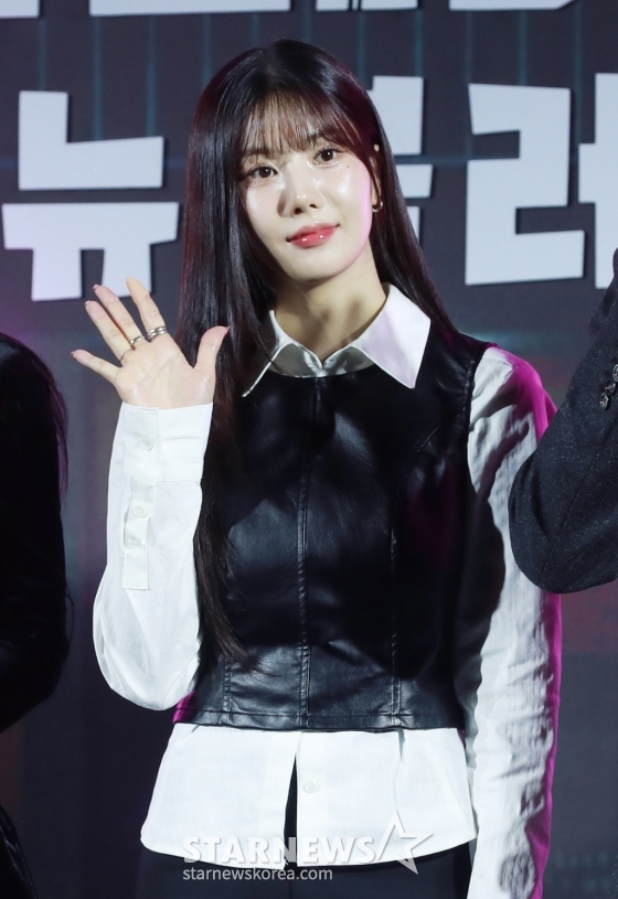 가수 권은비가 14일 오후 서울 CGV용산아이파크몰에서 진행된 넷플릭스 예능 '좀비버스 : 뉴 블러드' 제작발표회에 참석해 포즈를 취하고 있다. /2024.11.14 /사진=이동훈 photoguy@