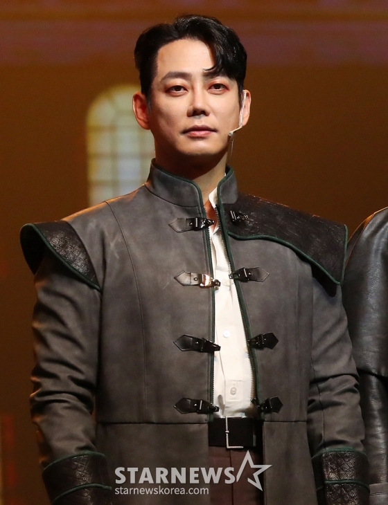 뮤지컬배우 테이가 12일 오후 서울 서초구 한전아트센터에서 진행된 뮤지컬 '블러디 러브' 프레스콜에 참석해 포즈를 취하고 있다. '블러디 러브'는 불멸의 삶을 살아가지만, 사랑하는 여인에 대한 그리움을 500년 동안 간직한 비운의 전사 드라큘라의 이야기를 담은 작품이다. 내년 2월 16일까지 공연. 2024.12.12 /사진=김창현 chmt@