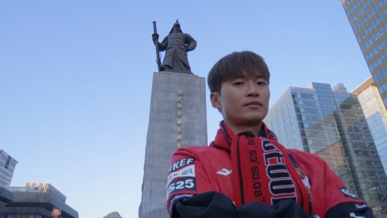 광화문 이순신 동상 앞에서 기념 촬영하는 김진수의 모습. /사진=FC서울 제공