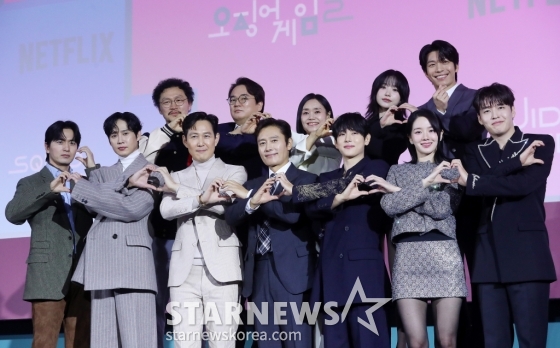 배우 양동근(왼쪽 위 시계방향), 이서환, 강애심, 조유리, 위하준, 강하늘, 박규영, 임시완, 이병헌, 이정재, 박성훈, 이진욱이 9일 오전 서울 중구 동대문디자인플라자에서 진행된 넷플릭스 시리즈 '오징어 게임 시즌2' 제작발표회에 참석해 포즈를 취하고 있다. '오징어 게임 시즌2'는 복수를 다짐하고 다시 돌아와 게임에 참가하는 '기훈'(이정재)과 그를 맞이하는 '프론트맨'(이병헌)의 치열한 대결, 그리고 다시 시작되는 진짜 게임을 담은 이야기다. 오는 26일 공개. 2024.12.9 /사진=김창현 chmt@