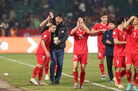인도네시아와 경기가 끝난 뒤 김상식(가운데) 감독. /사진=베트남축구연맹(VFF) 공식 사회관계망서비스(SNS) 갈무리