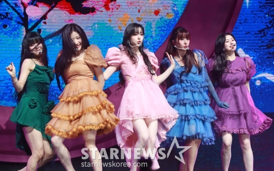 걸그룹 피프티피프티(FIFTY FIFTY)가 20일 오후 서울 광진구 예스24라이브홀에서 진행된 두 번째 미니 앨범 '러브 튠'(Love Tune) 발매 기념 쇼케이스에서 신곡을 선보이고 있다.  '러브' 버전과 '튠' 버전 2가지로 발매되는 이번 앨범은 타이틀곡 'SOS'와 선공개 곡 '스타리 나잇'(Starry Night)'을 비롯해 '푸시 유어 러브'(Push Your Love), '그래비티'(Gravity), '스태리 나잇', 'SOS' 영어 버전까지 총 6개 곡이 수록됐다. /2024.09.20 /사진=이동훈