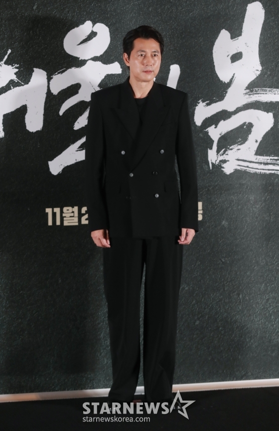 배우 정우성이 9일 오후 서울 강남구 메가박스 코엑스에서 진행된 영화 '서울의 봄'(감독 김성수) 언론시사회 및 기자간담회에 참석해 포즈를 취하고 있다. 1979년 12월 12일 수도 서울에서 일어난 신군부 세력의 반란을 막기 위한 일촉즉발의 9시간을 그린 영화 '서울의 봄'은 오는 22일 개봉한다. /2023.11.09 /사진=이동훈