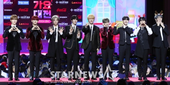 그룹 엔사인이 25일 오후 인천 영종도 인스파이어 컨벤션 그랜드볼룸에서 진행된 '2023 SBS 가요대전' 레드카펫 행사에 참석해 포즈를 취하고 있다. 2023.12.25 /사진=김창현